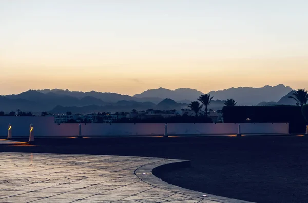 Resort szállodák a háttérben a hegyek naplementekor, Sharm El Sheikh, Egyiptom — Stock Fotó