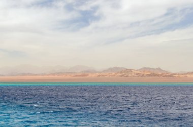 Ulusal parkta mavi su ile dağ manzara Ras Muhammed, Mısır.