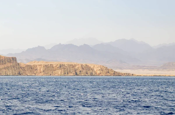 Ορεινό τοπίο με γαλάζια νερά στο εθνικό πάρκο Ρας Μοχάμεντ, Αίγυπτος. — Φωτογραφία Αρχείου