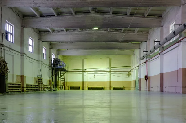 Gamla övergivna tomma produktionshallen, fabriks inredning — Stockfoto