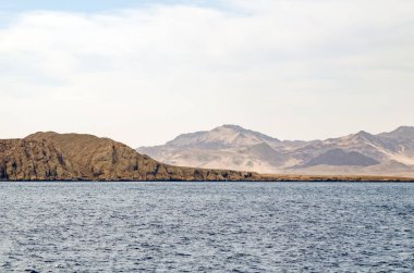 Ulusal parkta mavi su ile dağ manzara Ras Muhammed, Mısır.