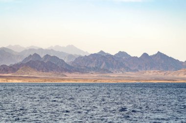 Ulusal parkta mavi su ile dağ manzara Ras Muhammed, Mısır.