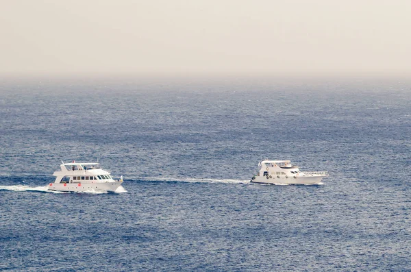 Dois pequenos barcos de recreio navegando no mar da manhã — Fotografia de Stock