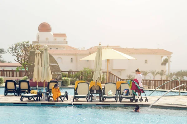 Sharm el Sheikh, Egyiptom május 07, 2019: az emberek napozásra és úszni a medencében — Stock Fotó