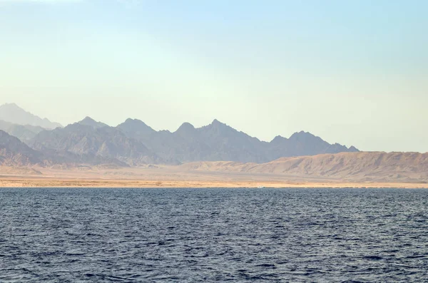 Paesaggio montano con acqua blu nel parco nazionale Ras Mohammed, Egitto . — Foto Stock