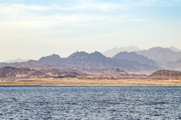 Paesaggio montano con acqua blu nel parco nazionale Ras Mohammed, Egitto . — Foto Stock