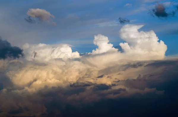 Nuvens de cúmulo tempestuosas bonitas no céu, fundo. — Fotografia de Stock