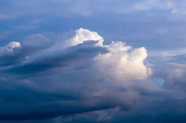 하늘에 떠 있는 울퉁불퉁 하고 아름다운 구름, 배경. — 스톡 사진