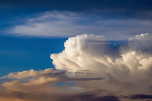 Όμορφα θυελλώδη πυκνά σύννεφα στον ουρανό, φόντο. — Φωτογραφία Αρχείου