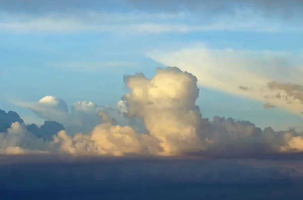 Beautiful stormy cumulus clouds in the sky, background. — Stock Photo, Image