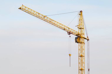 Gökyüzüne karşı sarı kule vinci