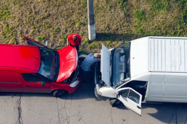 Üst görünümü, iki adam yolun kenarında duran yükseltilmiş başlıklar ile araba tamir