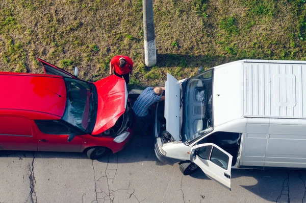 Vista dall'alto, due uomini che riparano auto con cappucci rialzati in piedi sul lato della strada — Foto Stock