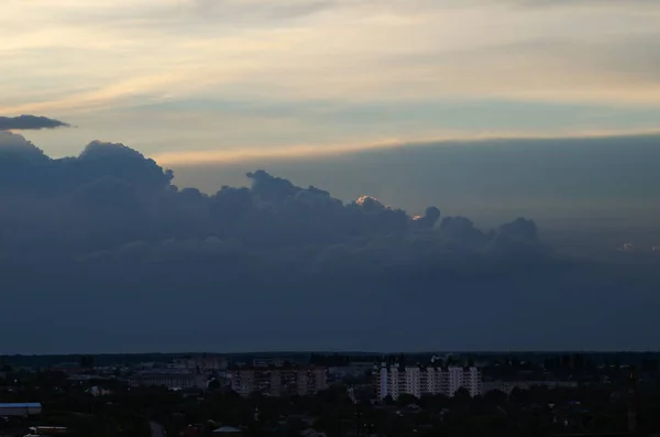 家の上に暗い嵐雲、市内の悪天候 — ストック写真