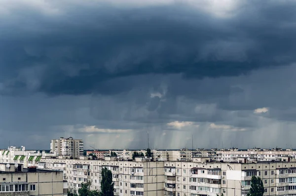 Темні штормові хмари над будинками, погана погода в місті — стокове фото