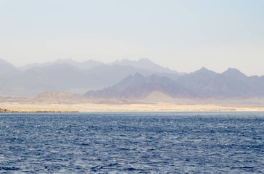 Ulusal parkta mavi su ile dağ manzara Ras Muhammed, Mısır.