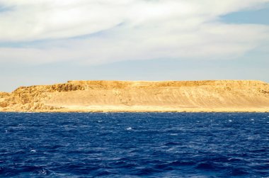 Ulusal parkta mavi su ile dağ manzara Ras Muhammed, Mısır.