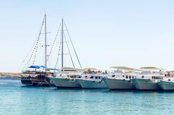 Sharm El Sheikh, Egito 08 de maio de 2019: Barcos de recreio turísticos no porto de Sharm El Sheikh, embarque de turistas em um navio marítimo . — Fotografia de Stock