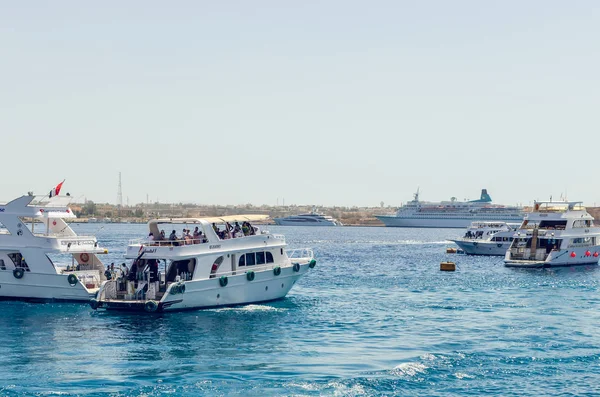 Sharm El Sheikh, Egypte mei 08, 2019: toeristische plezierboten in de haven van Sharm El Sheikh. — Stockfoto