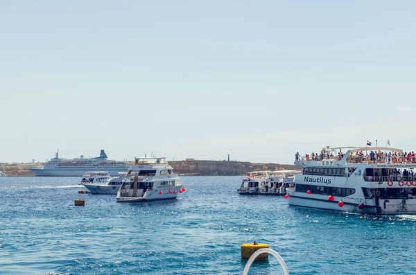 Sharm El Sheikh, Egypt May 08, 2019: Tourist pleasure boats in the harbor of Sharm El Sheikh. — Stock Photo, Image