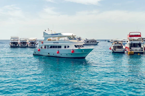 Sharm El Sheikh, Egypte mei 08, 2019: toeristische plezierboten in de haven van Sharm El Sheikh. — Stockfoto