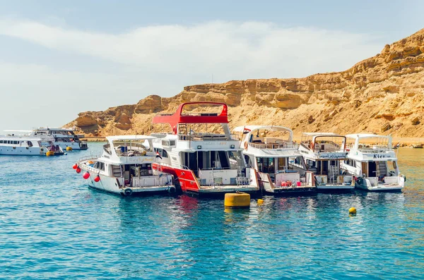 Sharm El Sheikh, Egito 08 de maio de 2019: Barcos de recreio turísticos no porto de Sharm El Sheikh . — Fotografia de Stock