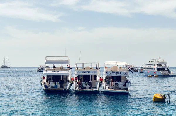 Šarm el Šejch v Egyptě květen 08, 2019: turistické výletní čluny v přístavu Šarm aš-šajch. — Stock fotografie