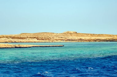 Ulusal parkta mavi su ile dağ manzara Ras Muhammed, Mısır.