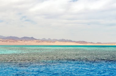 Ulusal parkta mavi su ile dağ manzara Ras Muhammed, Mısır.