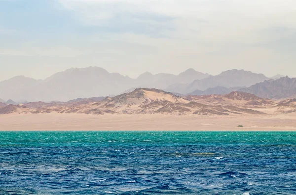 Mountain landscape with blue water in the national park Ras Mohammed, Egypt. — Stock Photo, Image