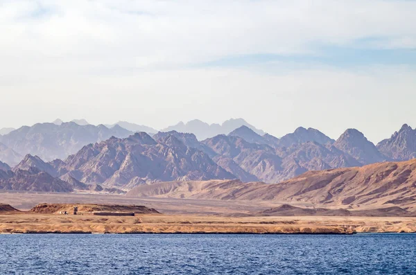 Mountain landscape with blue water in the national park Ras Mohammed, Egypt. — Stock Photo, Image