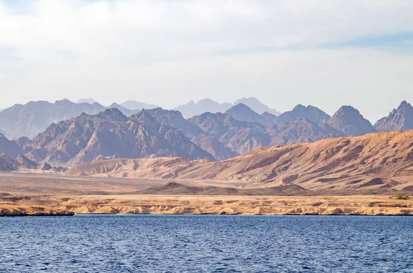 Krajobraz górski z błękitną wodą w Parku Narodowym Ras Mohammed, Egipt. — Zdjęcie stockowe