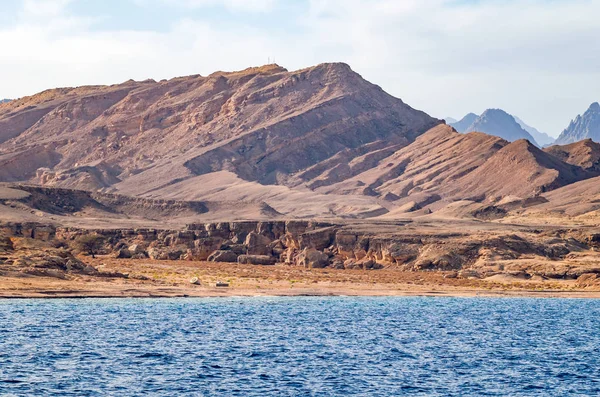 Mountain landscape with blue water in the national park Ras Mohammed, Egypt. — Stock Photo, Image