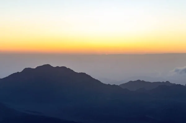 Vista desde la montaña de Moisés, un hermoso amanecer en las montañas de Egipto —  Fotos de Stock