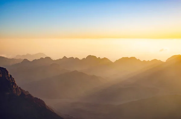 Vista desde la montaña de Moisés, un hermoso amanecer en las montañas de Egipto —  Fotos de Stock