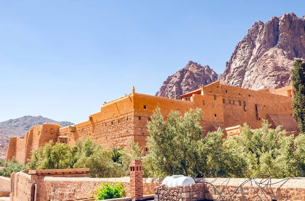 Monastery of St. Catherine in the mountains of Egypt in the Sinai Peninsula — Stock Photo, Image