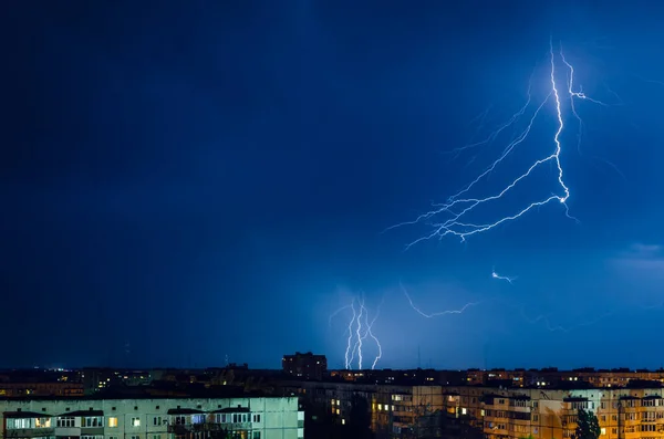 Åska med blixtar och åska över natten staden — Stockfoto