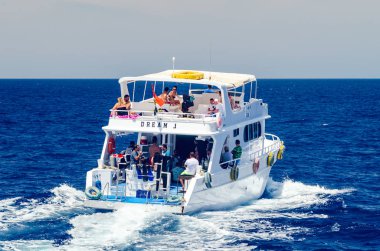 Şarm El Şeyh, Mısır 08 Mayıs 2019: Kızıldeniz'in berrak mavi sularında yelken yolcuları ile Pleasure turist tekne.