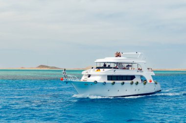 Şarm El Şeyh, Mısır 08 Mayıs 2019: Kızıldeniz'in berrak mavi sularında yelken yolcuları ile Pleasure turist tekne.