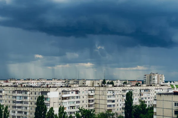 Nubes de tormenta oscura sobre casas, mal tiempo en la ciudad — Foto de Stock