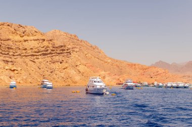 Şarm El-Şeyh limanındaki turist zevk tekneleri.