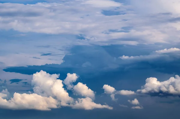 하늘에 떠 있는 울퉁불퉁 하고 아름다운 구름, 배경. — 스톡 사진