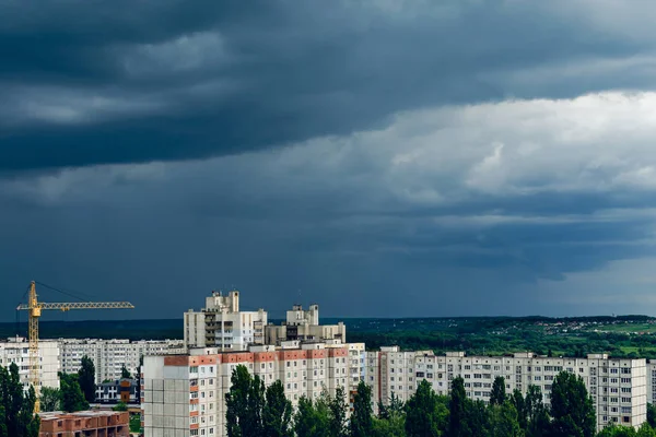 Темні штормові хмари над будинками, погана погода в місті — стокове фото