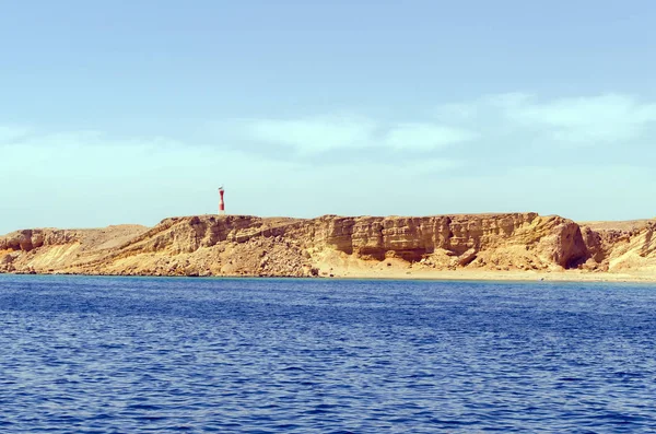 Вид с моря на маяк порта Шарм-эль-Шейх. Египет . — стоковое фото