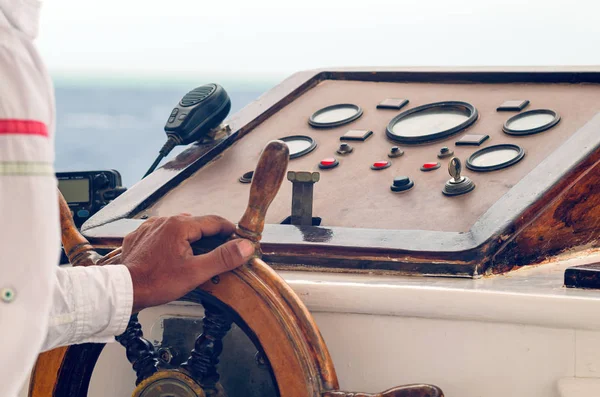 Mãos do capitão segurando a roda no convés do navio — Fotografia de Stock