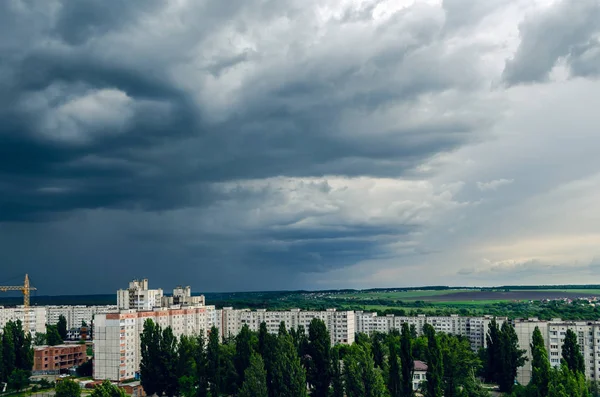 家の上に暗い嵐雲、市内の悪天候 — ストック写真