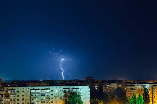 Thunderstorm with lightning and thunder over the night city — Stock Photo, Image