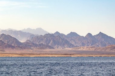 Ulusal parkta mavi su ile dağ manzara Ras Muhammed, Mısır.