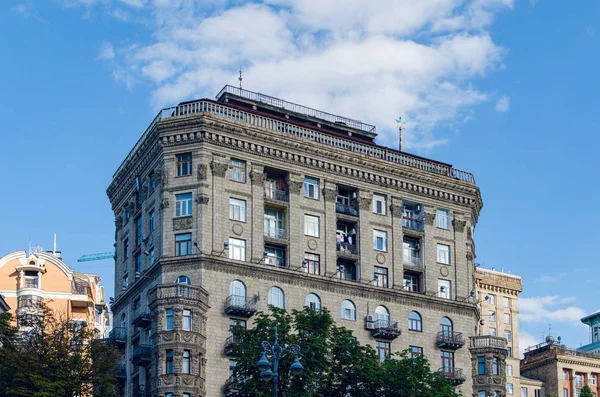 Beau bâtiment dans la rue de Kiev — Photo