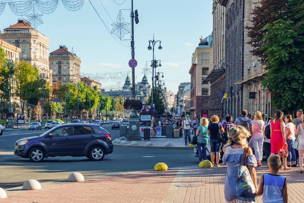 Kiev, Ukrayna, 09 Ağustos 2018: Kiev'de Khreshchatyk caddesinde insanlar
